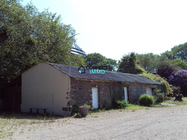 Propriété avec dépendances et grand terrain attenant.