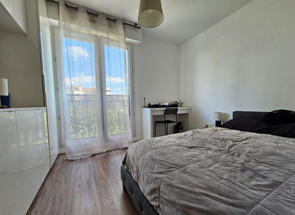 Colline : Appartement de 3 pièces de 56m², avec 2 balcons, une cave et une place de parking.