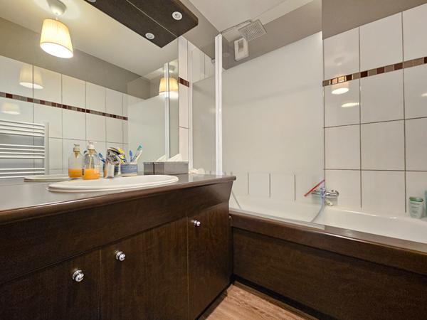 Colline : Appartement de 3 pièces de 56m², avec 2 balcons, une cave et une place de parking.