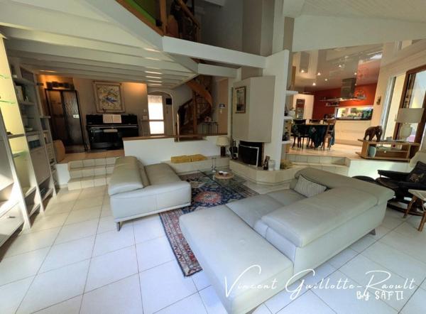 Maison d’architecte 6 pièces sur terrain de 2 203 m²