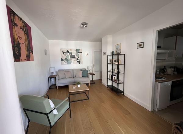 Baisse de prix Studio Cannes 1 pièce 28 m2 avec une grande terrasse.