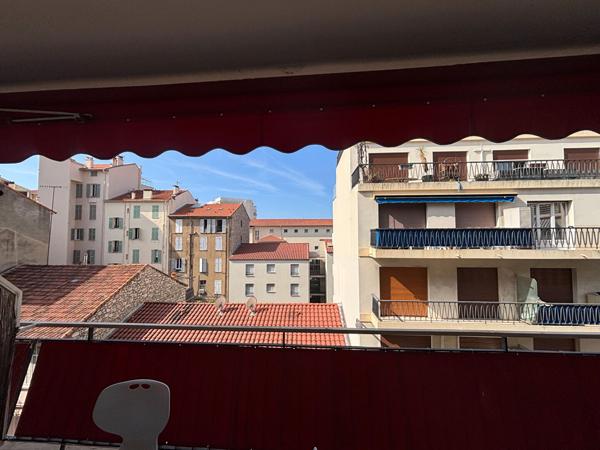 Baisse de prix Studio Cannes 1 pièce 28 m2 avec une grande terrasse.