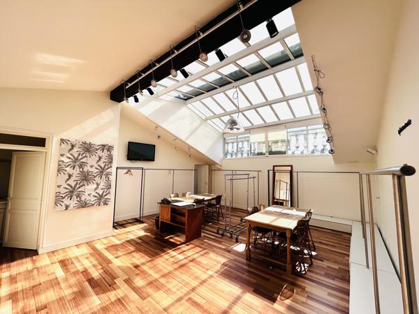 Bureau lumineux dans immeuble en pierre à louer - Bordeaux Triangle d'Or