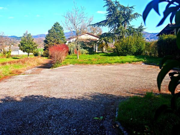MAISON INDIVIDUELLE AVEC SOUS-SOL ET TERRAIN – AU CENTRE DE VERNOUX