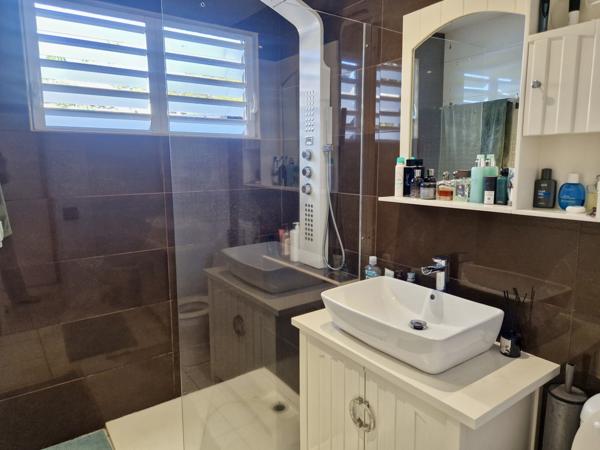 Baie-Mahault (97122) NOUVEAU PRIX: Maison de plain-pied avec piscine à Moudong