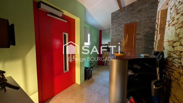 Beau corps de ferme avec dépendances