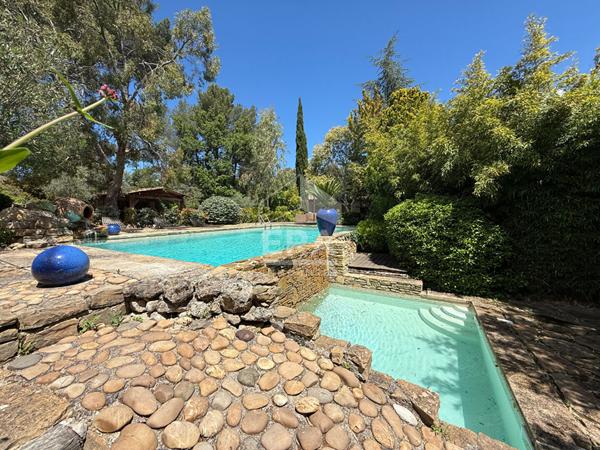 A VENDRE 13360 ROQUEVAIRE MAS TRADITIONEL DE TYPE 6 DE 211M² SUR 4000M² DE JARDIN GARAGE PISCINE
