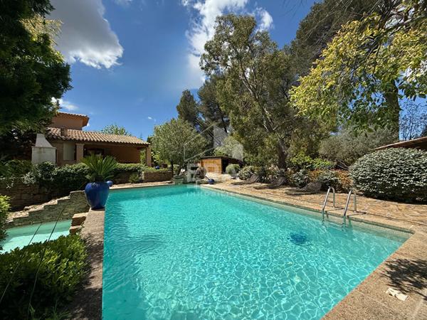 A VENDRE 13360 ROQUEVAIRE MAS TRADITIONEL DE TYPE 6 DE 211M² SUR 4000M² DE JARDIN GARAGE PISCINE