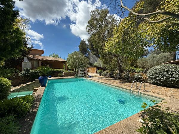 A VENDRE 13360 ROQUEVAIRE MAS TRADITIONEL DE TYPE 6 DE 211M² SUR 4000M² DE JARDIN GARAGE PISCINE