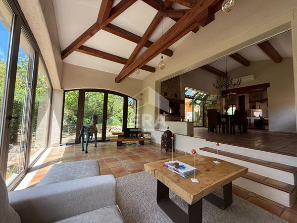 A VENDRE 13360 ROQUEVAIRE MAS TRADITIONEL DE TYPE 6 DE 211M² SUR 4000M² DE JARDIN GARAGE PISCINE