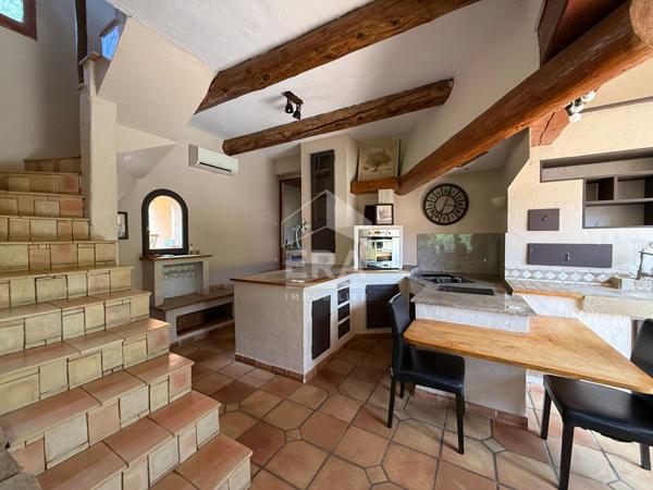 A VENDRE 13360 ROQUEVAIRE MAS TRADITIONEL DE TYPE 6 DE 211M² SUR 4000M² DE JARDIN GARAGE PISCINE