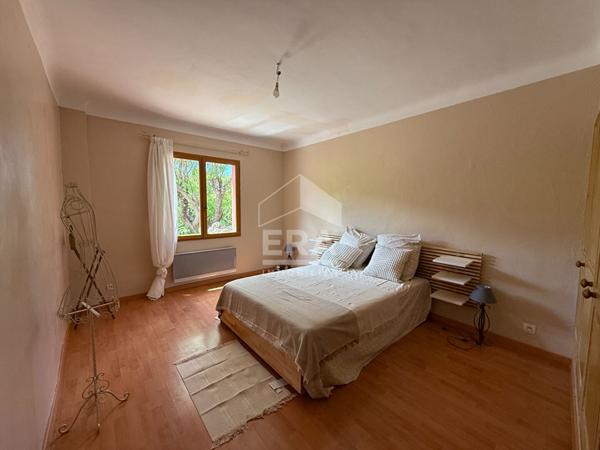 A VENDRE 13360 ROQUEVAIRE MAS TRADITIONEL DE TYPE 6 DE 211M² SUR 4000M² DE JARDIN GARAGE PISCINE