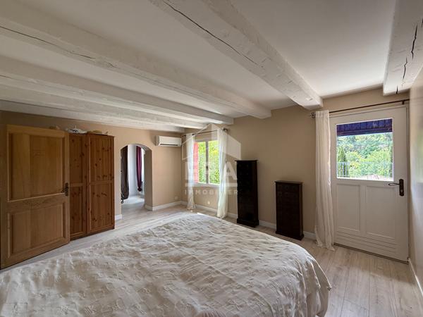 A VENDRE 13360 ROQUEVAIRE MAS TRADITIONEL DE TYPE 6 DE 211M² SUR 4000M² DE JARDIN GARAGE PISCINE