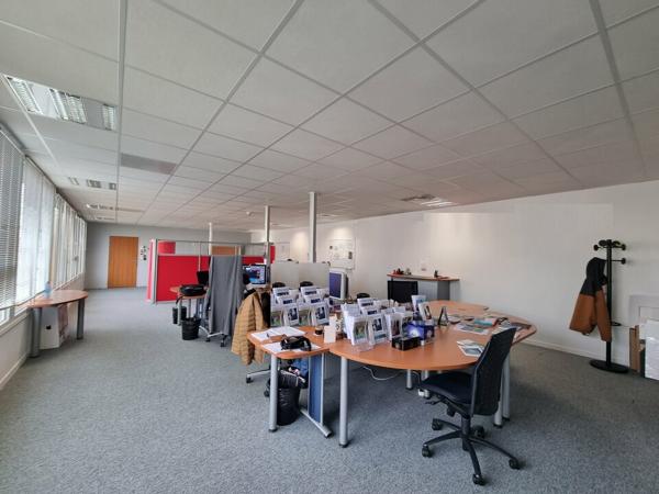 A VENDRE IMMEUBLE TERTIAIRE LOUE - 998m² POITIERS DEMI LUNE