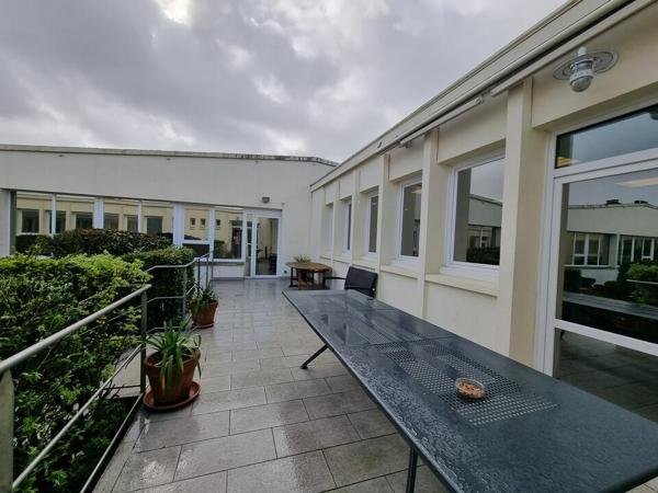A VENDRE IMMEUBLE TERTIAIRE LOUE - 998m² POITIERS DEMI LUNE