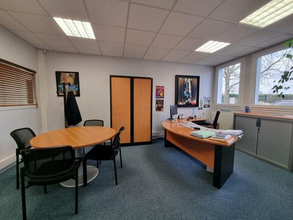 A VENDRE IMMEUBLE TERTIAIRE LOUE - 998m² POITIERS DEMI LUNE