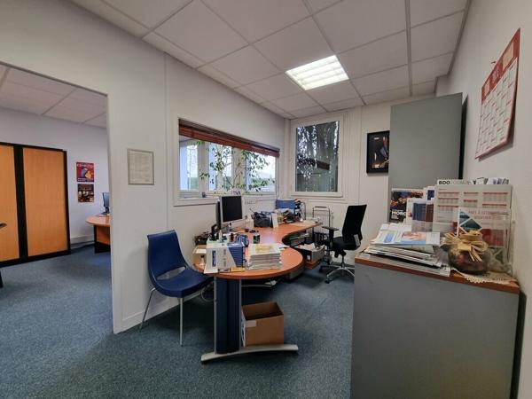 A VENDRE IMMEUBLE TERTIAIRE LOUE - 998m² POITIERS DEMI LUNE