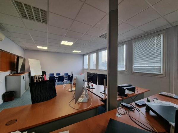 A VENDRE IMMEUBLE TERTIAIRE LOUE - 998m² POITIERS DEMI LUNE