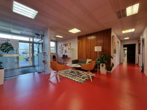 A VENDRE IMMEUBLE TERTIAIRE LOUE - 998m² POITIERS DEMI LUNE