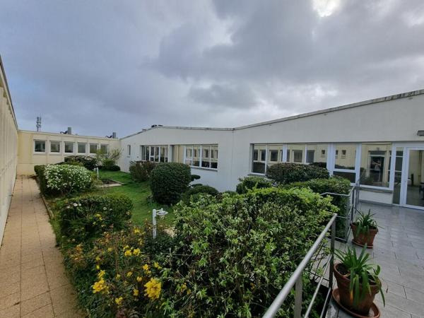 A VENDRE IMMEUBLE TERTIAIRE LOUE - 998m² POITIERS DEMI LUNE