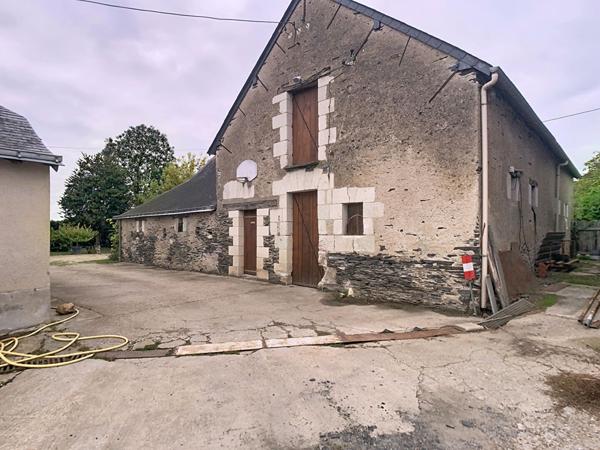 A VENDRE Maison ancienne de 195 m² à Andard 49800 LOIRE AUTHION avec grange de 250 m² et 3601 m² de terrain !