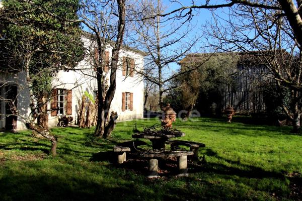 Propriété agricole avec maison de 205 m2, grange de 415 m2 et ancien séchoir à tabac de 270 m2 à vendre à FLEURANCE (32), sur terrain de 15 800 m2