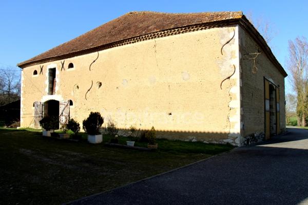 Propriété agricole avec maison de 205 m2, grange de 415 m2 et ancien séchoir à tabac de 270 m2 à vendre à FLEURANCE (32), sur terrain de 15 800 m2
