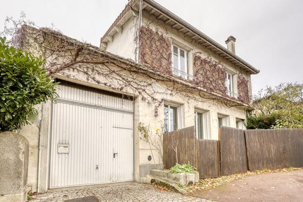 Sèvres Les Bruyères - Maison familiale avec six chambres, jardin et deux terrasses