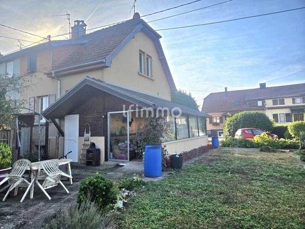Maison mitoyenne avec grand terrain de 800 m²