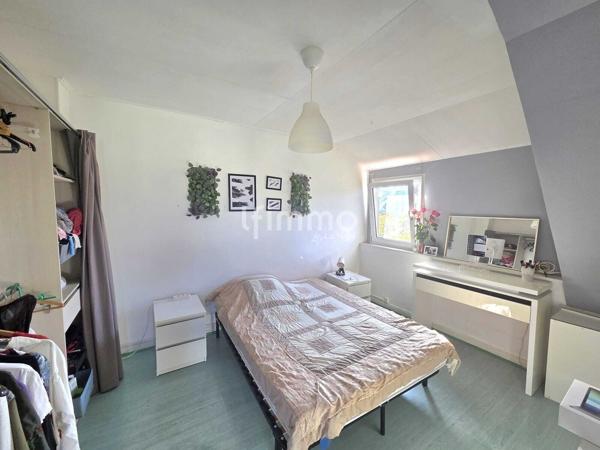 Maison mitoyenne avec grand terrain de 800 m²