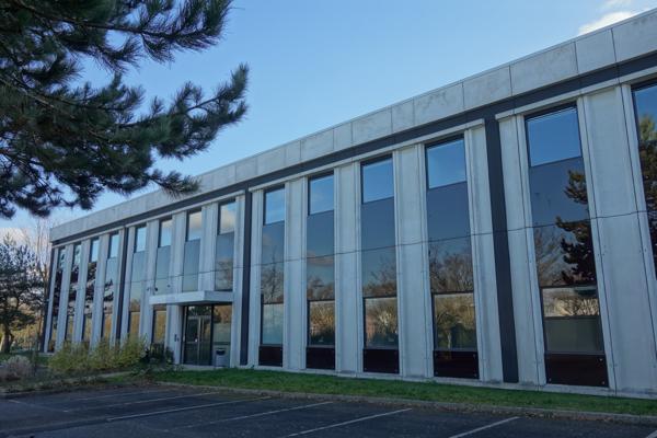 Bureaux à louer à Cergy dans parc sécurisé avec stationnement extérieur