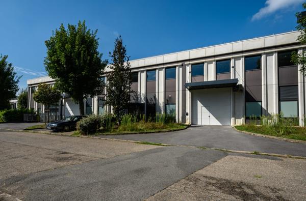 Bureaux à louer à Cergy dans parc sécurisé avec stationnement extérieur