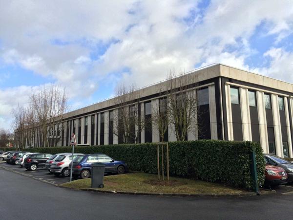 Bureaux à louer à Cergy dans parc sécurisé avec stationnement extérieur