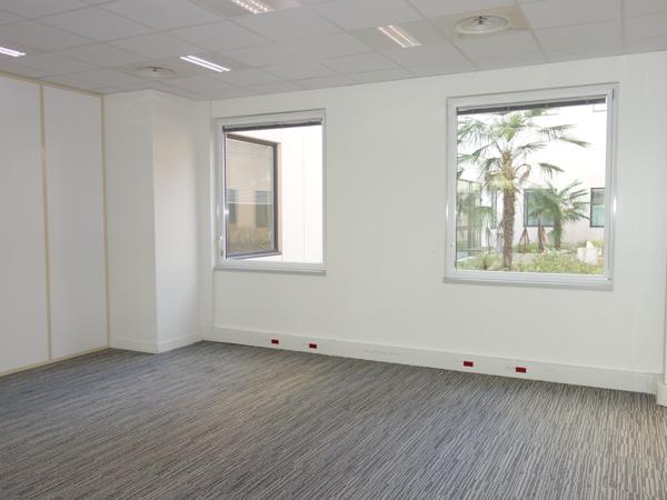 Bureaux à louer à Cergy dans parc sécurisé avec stationnement extérieur