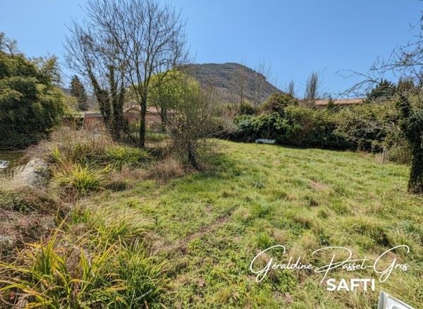 Terrain constructible dans une impasse au calme avec étang