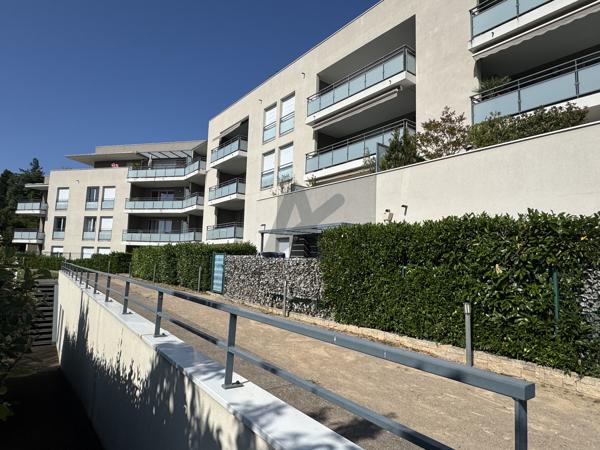 Limonest Appartement T2 dans résidence avec piscine