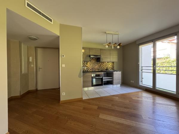 Limonest Appartement T2 dans résidence avec piscine