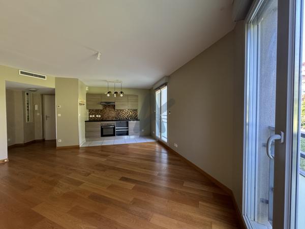 Limonest Appartement T2 dans résidence avec piscine