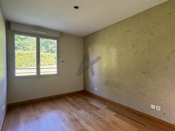 Limonest Appartement T2 dans résidence avec piscine