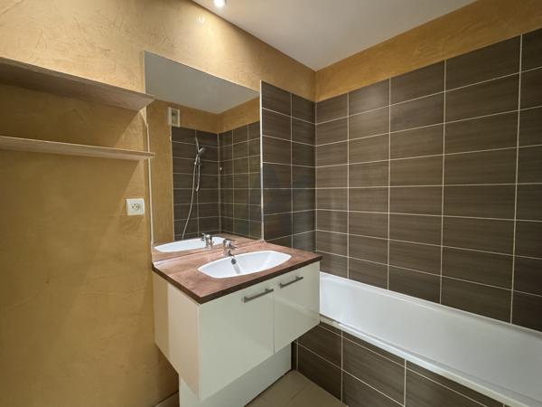 Limonest Appartement T2 dans résidence avec piscine
