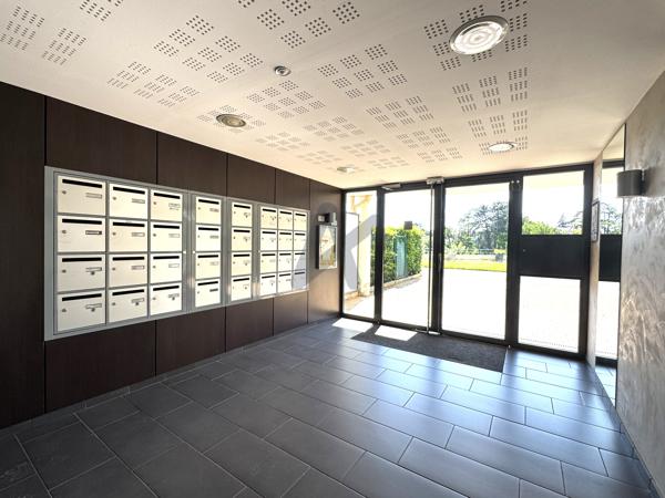 Limonest Appartement T2 dans résidence avec piscine