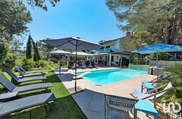 Maison 10 pièces de 310 m² à LES ISSAMBRES (83380)