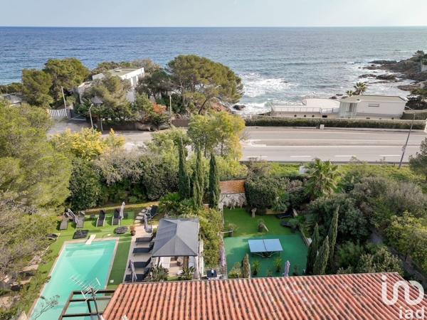 Maison 10 pièces de 310 m² à LES ISSAMBRES (83380)