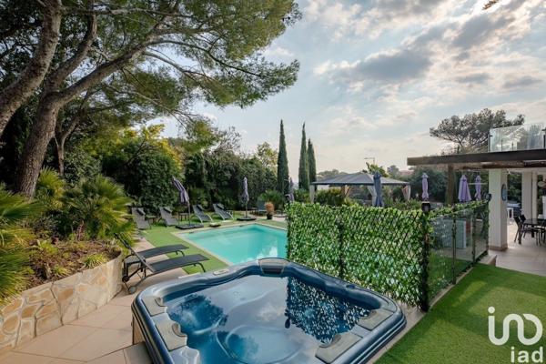 Maison 10 pièces de 310 m² à LES ISSAMBRES (83380)