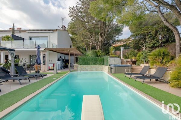 Maison 10 pièces de 310 m² à LES ISSAMBRES (83380)