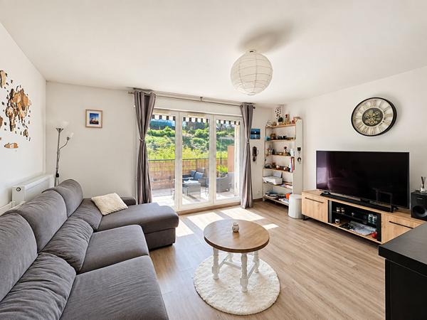 Coup de coeur ! Appartement situé à Villenoy, à 5 minutes à pieds de la gare de Meaux, 3 pièces, balcon sans vis à vis et au calme et une place de stationnement