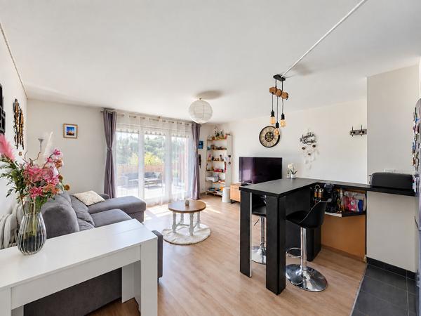 Coup de coeur ! Appartement situé à Villenoy, à 5 minutes à pieds de la gare de Meaux, 3 pièces, balcon sans vis à vis et au calme et une place de stationnement