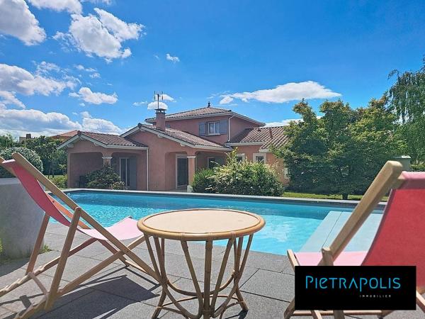 Irigny – Élégante maison de 155 m2 - Garage - Terrain paysager de 1 277 m² avec piscine