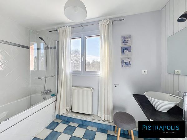 Irigny – Élégante maison de 155 m2 - Garage - Terrain paysager de 1 277 m² avec piscine