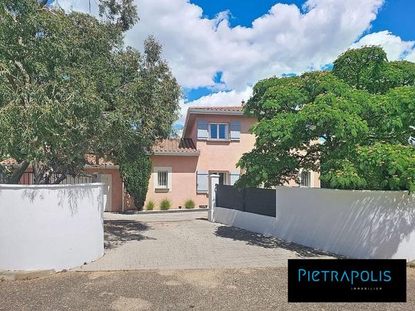 Irigny – Élégante maison de 155 m2 - Garage - Terrain paysager de 1 277 m² avec piscine